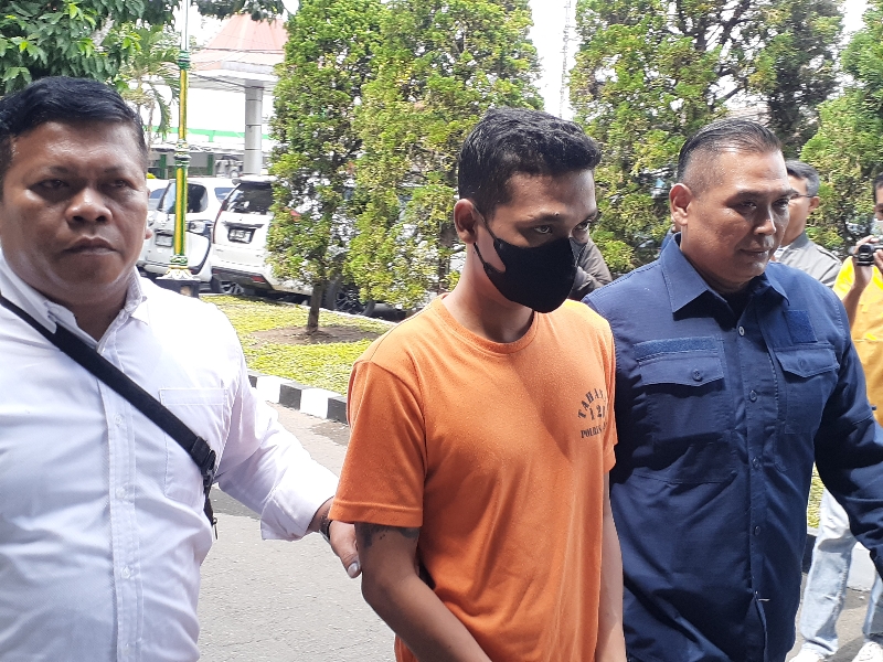 BEKUK: Tersangka pembuangan bayi Sri Widodo di Mapolres Sleman Senin (19/9). (Iwan Nurwanto/Radar Jogja)