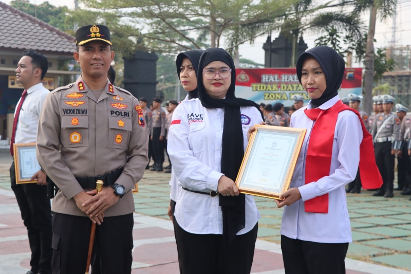 AWARD: Sejumlah personel Unit PPA Polres Purworejo mendapatkan penghargaan dari Komnas PPA di Mapolres Purworejo Senin (18/9). (Dok Istimewa)