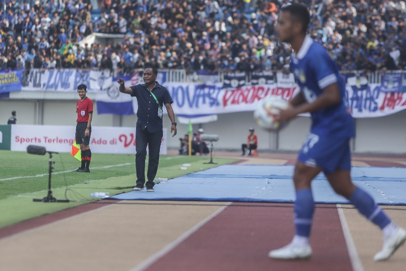 KAWAL: Pelatih PSIM Jogja Kas Hartadi saat melawan PSKC Cimahi di Stadion Mandala Krida Jogja Minggu (17/9). (Elang Kharisma Dewangga/Radar Jogja)