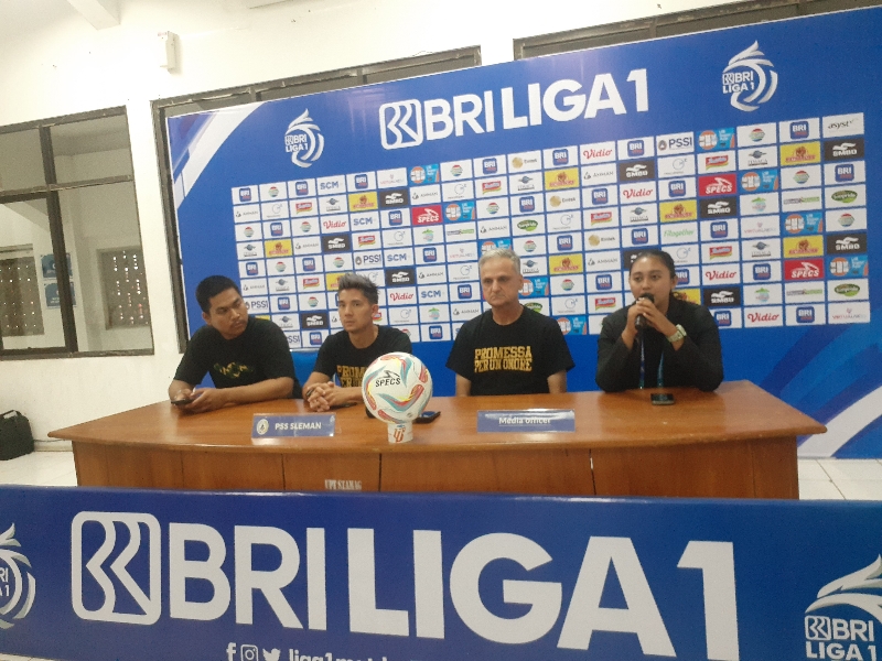 CERMAT: Pelatih PSS Sleman Marian Mihail dan kapten tim Kim Kurniawan dalam sebuah sesi konferensi pers jelang laga. (Rizky Wahyu A.H./Radar Jogja)