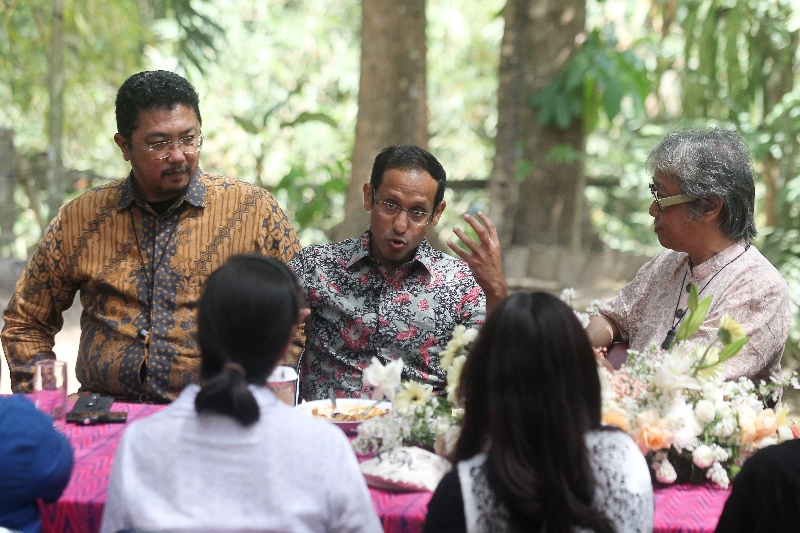 DOKUMEN: Menkbudrisrek Nadiem Makarim menyambangi Padepokan Seni Bagong Kussudiardja (PSBK) Jogja disambut Ketua Pembina Yayasan PSBK Butet Kartaredjasa Senin (18/9). (Guntur Aga Tirtana/Radar Jogja)