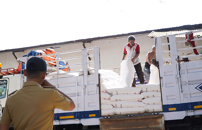 SIAP DIDISTRIBUSIKAN - Bupati Gunungkidul Sunaryanta dan jajaran melakukan peninjauan di gudang pupuk wilayah Jeruksari, Wonosari Senin (18/9)Kominfo untuk Radar Jogja