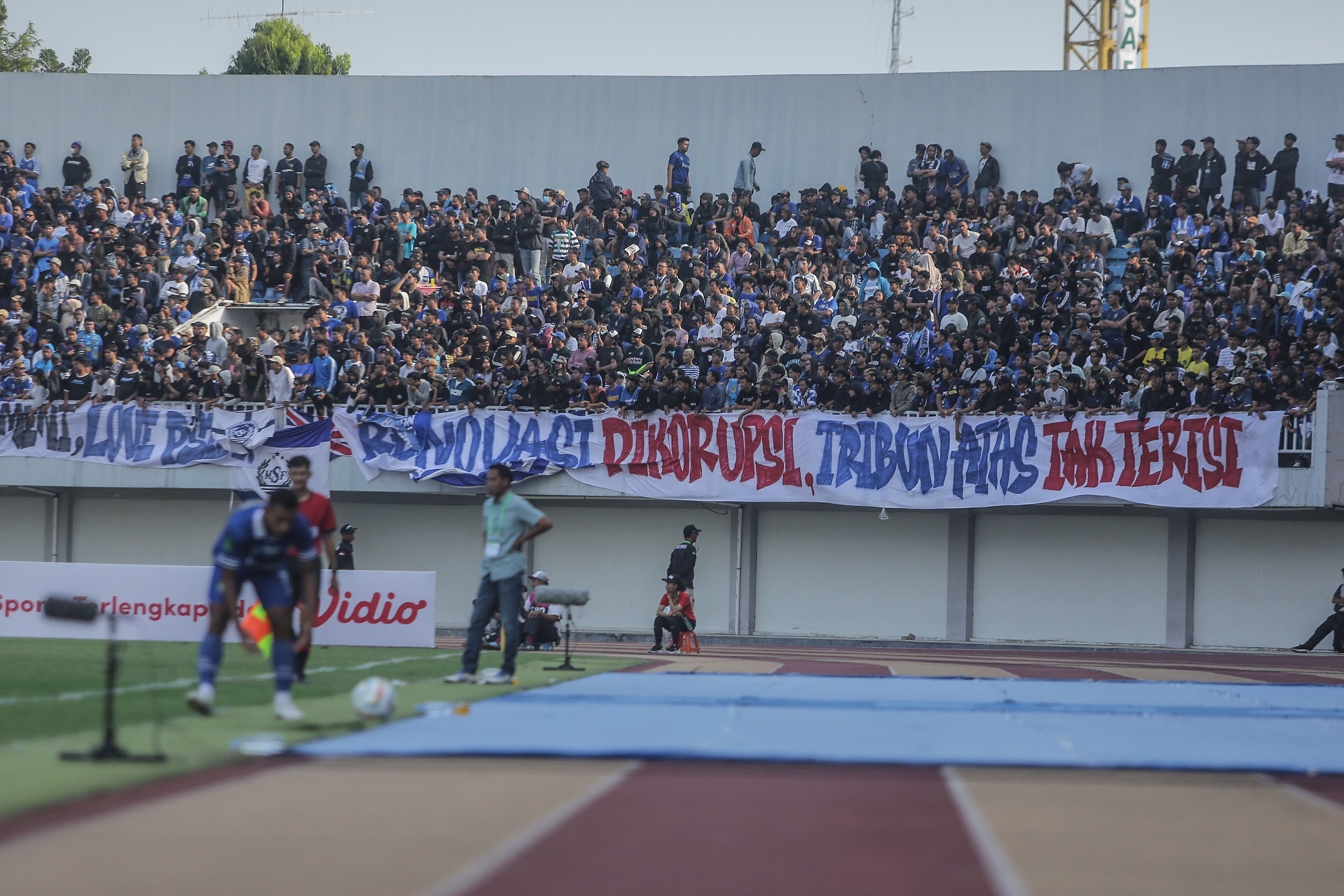 TAK PUAS: suara para pendeman PSIM Jogja terkait kasus korupsi renovasi Stadion Mandala Krida yang berakibat pada keamanan stadion dan pembatasan jumlah penonton.
