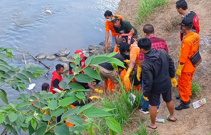 TUGAS : Proses evakuasi jasad yang ditemukan mengambang di bawah jembatan Giripeni, Wates, Kulonprogo. (DOKPOL KP)