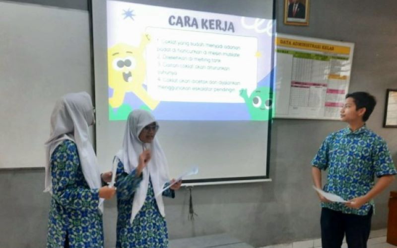 INOVATIF : Siswa saat melakukan presentasi cara kerja Mesin Chocolat Mutile Riskaa yang termasuk dalam sain imaginatif / Dok MTsN 6 Sleman