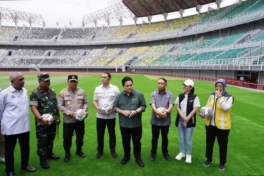 Ketua umum PSSI Erick Thohir saat meninjau kesiapan Gelora Bung Tomo
