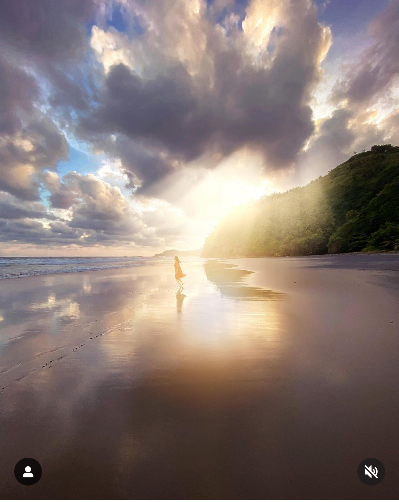 INDAH: Pesona Pantai Surumanis Kebumen. (Instagram pribadi firman_saksono)