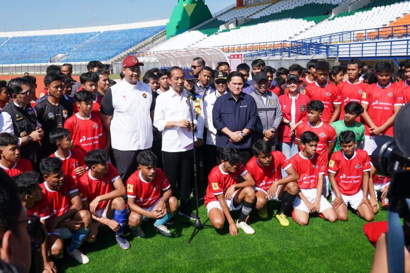 Presiden Jokowi bersama Timnas U-17 (Kemenpora)