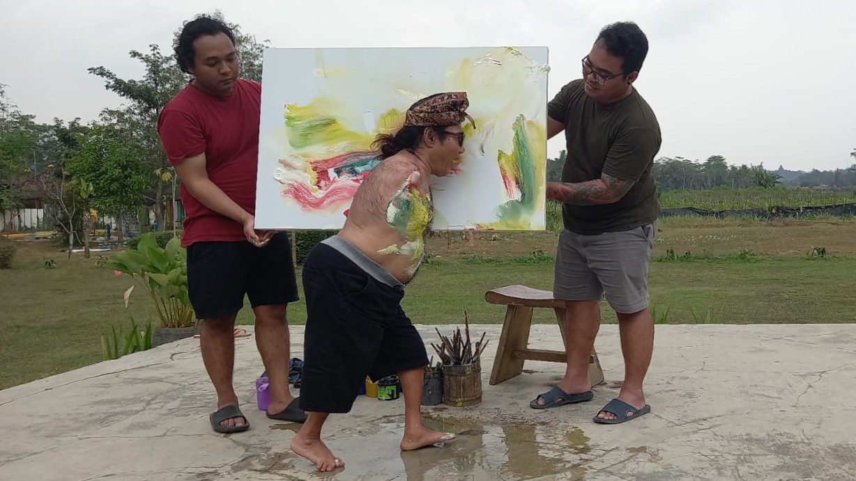 ARTISTIK: Para seniman beraksi dalam Borobudur International Art Fest 2023 di Balkondes Wanurejo, Borobudur. (Naila Nihayah/Radar Jogja)