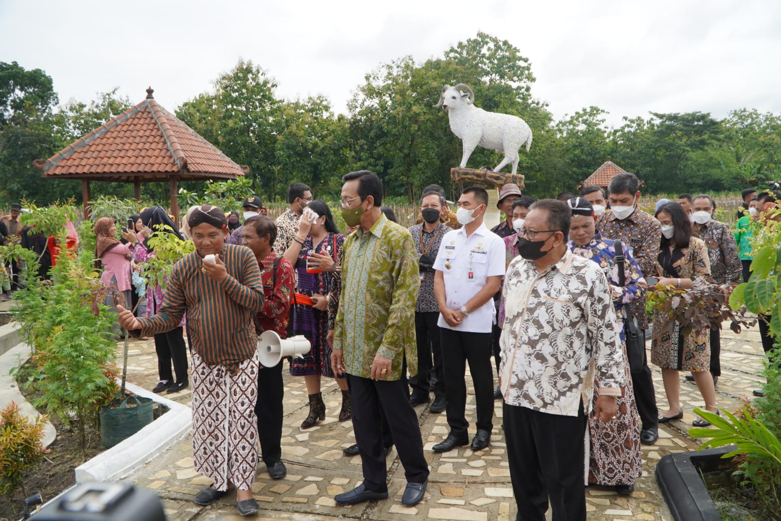 KETAHANAN PANGAN: Gubernur DIY Sri Sultan Hamengku Buwono X saat meresmikan program Lumbung Mataraman di Kalurahan Bendung, Kapanewon Semin, Kabupaten Gunungkidul. (Istimewa/Kominfo Gunungkidul)