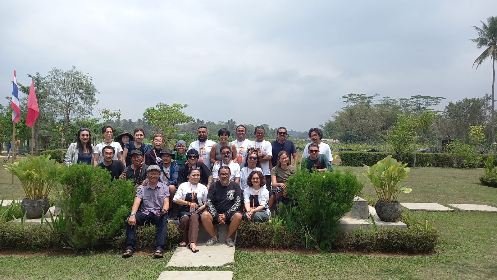 ARTISTIK: Para seniman beraksi dalam Borobudur International Art Fest 2023 di Balkondes Wanurejo, Borobudur. (Naila Nihayah/Radar Jogja)