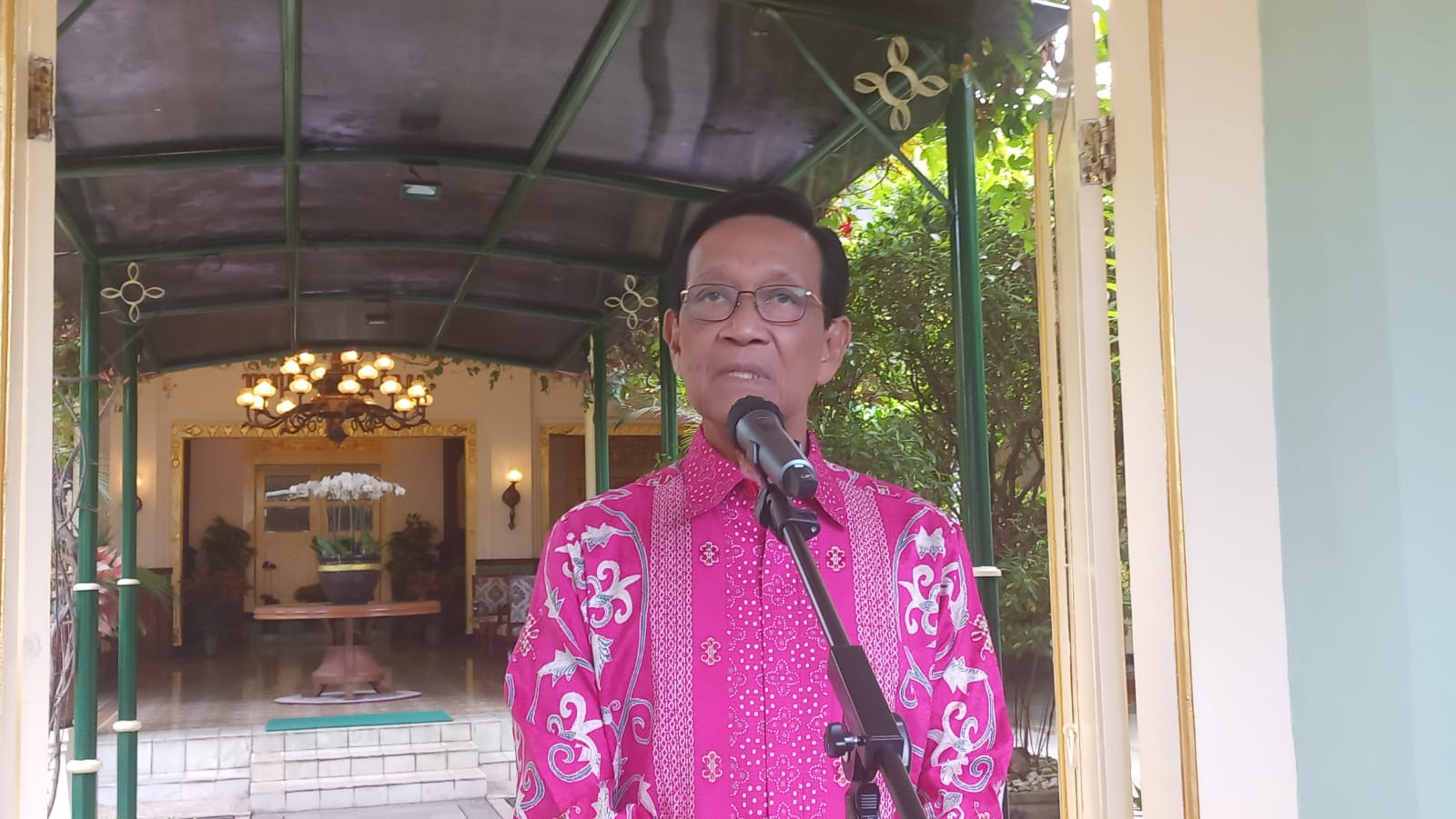 RESMI: Gubernur DIY Hamengku Buwono (HB) X di Kompleks Kepatihan Senin (19/9). (Winda Atika Ira P/Radar Jogja)