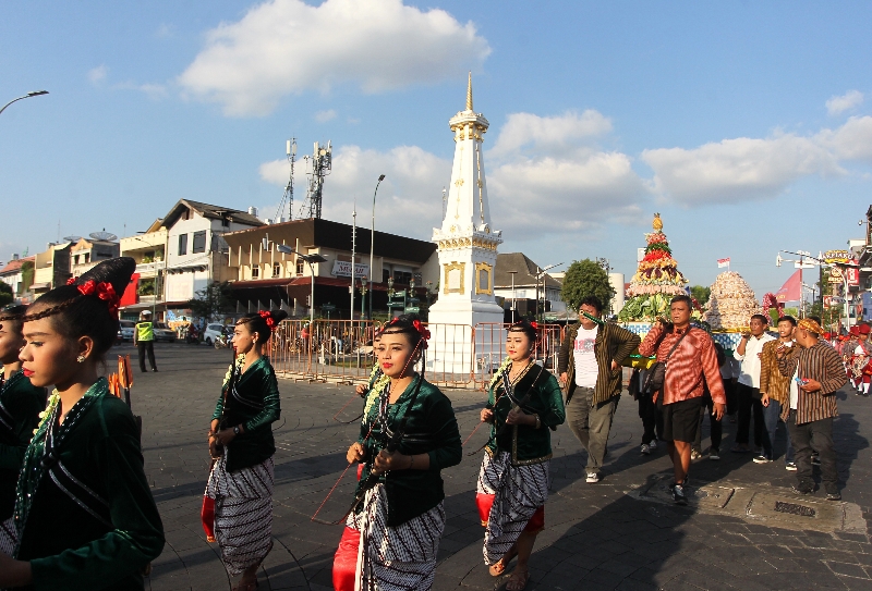 PAL PUTIH: Warga Gondolayu, Jetis, Kota Jogja, melintas di kawasan Tugu Pal Putih Jogja (10/9). (Guntur Aga Tirtana/Radar Jogja)