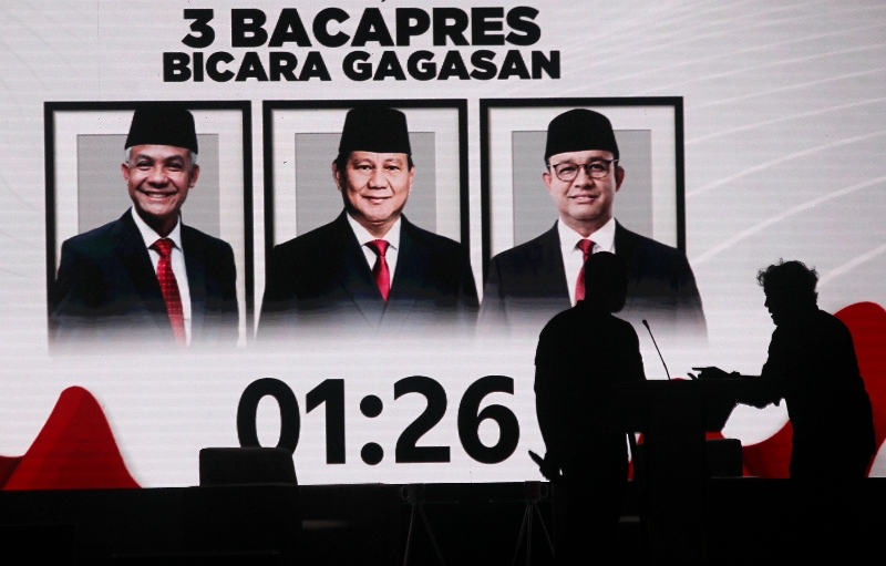 SIAP: Teknisi menyiapkan peralatan sebelum dimulainya acara Tiga Bacapres Bicara Gagasan di Grha Sabha Pramana UGM, Jogja, kemarin (19/9). (Guntur Aga Tirtana/Radar Jogja)