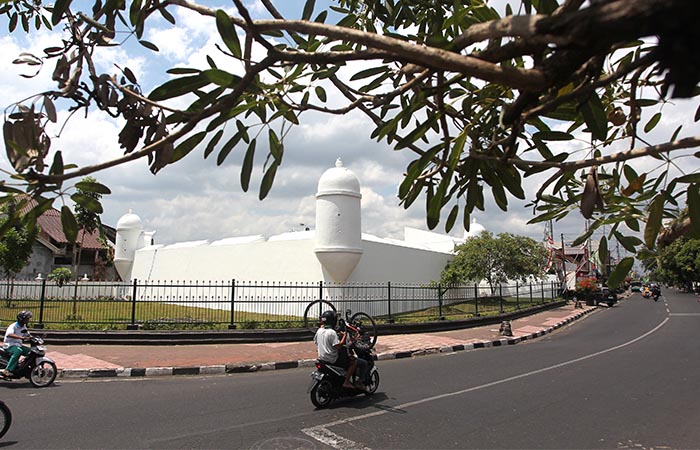 Pengguna jalan melintas di dekat bangunan Jokteng (Pojok Beteng) Lor yang terletak diantara Jalan KH. Wahid Hasyim dan H. Agus Salim, Kota Jogja, kemarin (13/9).