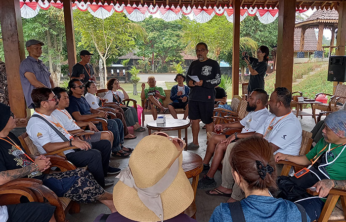 INETARKSI: Para seniman beraksi dalam Borobudur International Art Fest 2023 di Balkondes Wanurejo, Borobudur.&nbsp;