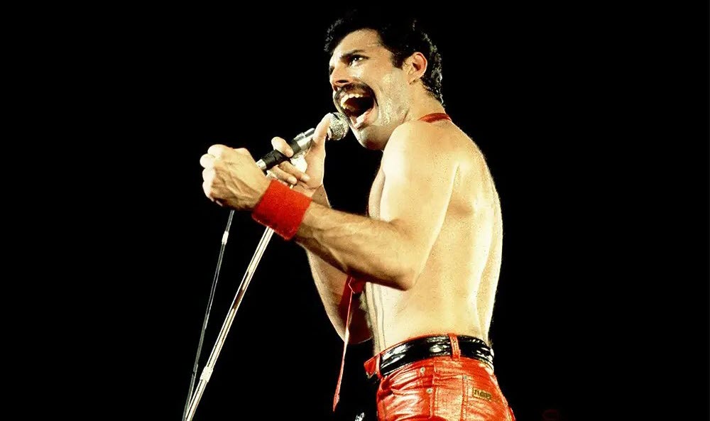YAAAK: Vokalis Queen Frederick "Freddie" Mercury penuh ekspresif di setiap penampilan. (Singersroom.com)