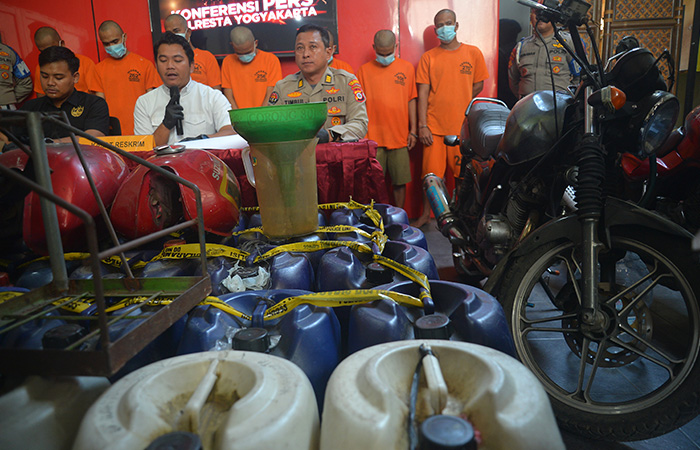 RP 11 JUTA PER BULAN: Para pelaku penimbunan dan penyalahgunaan BBM bersubsidi hanya bisa tertunduk saat dihadirkan dalam konferensi pers di Mapolresta Jogja, Rabu (20/9).