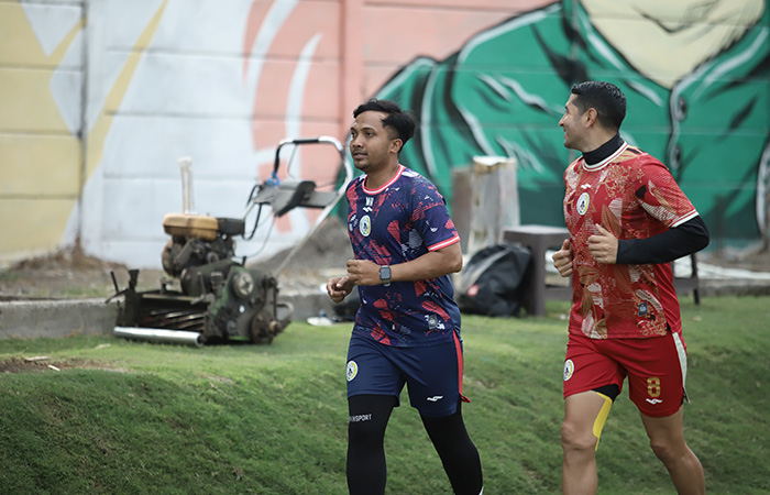 BUTUH PENANGANAN: Pemain PSS Esteban Vizcarra dan Bayu Setiawan saat melakukan latihan rutin. Vizcarra mengalami cedera di paha kanan, sementara Bayu mengalami patah tulang hidung.Dok PSS Sleman