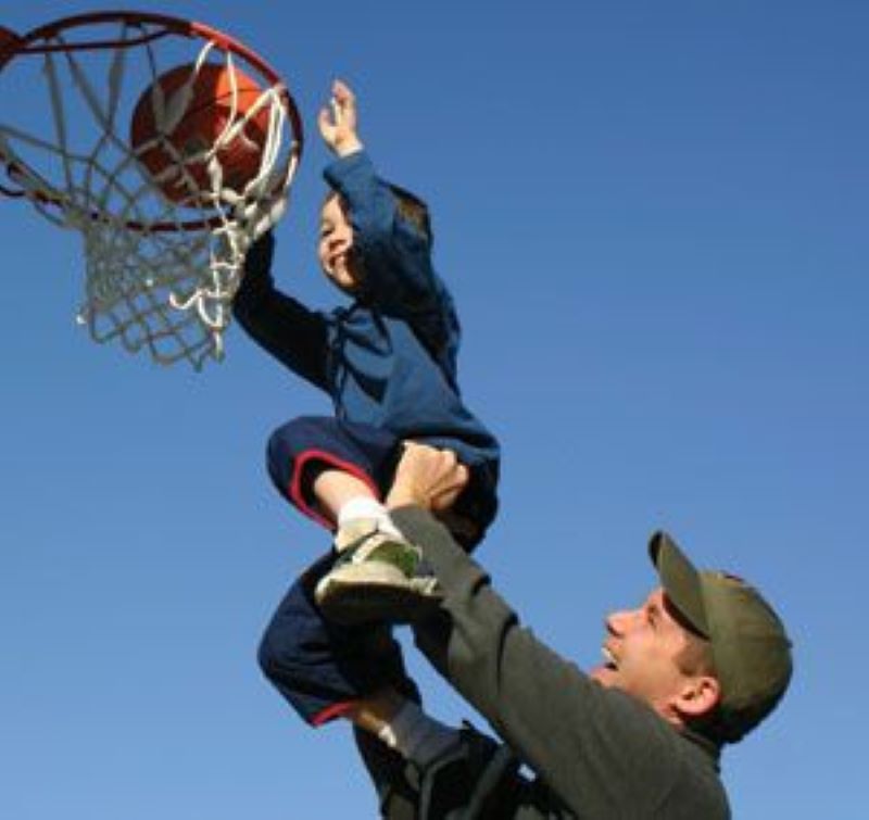 Seorang ayah ajak anaknya bermain basket. (Pinterest/Support for Stepdads)