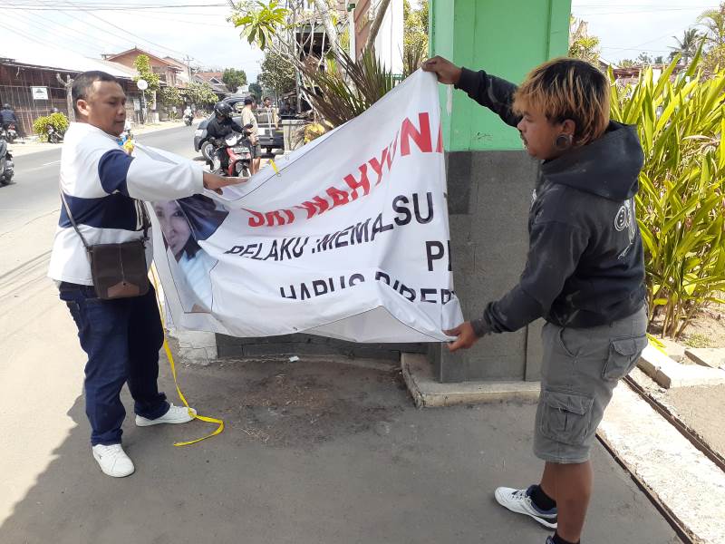 TETAP KAWAL:&nbsp;Suasana saat massa aksi Masyarakat Peduli Sidorejo mencopot spanduk protes di kantor kalurahan Sidorejo, Godean, Sleman pada Rabu (20/9). Iwan Nurwanto