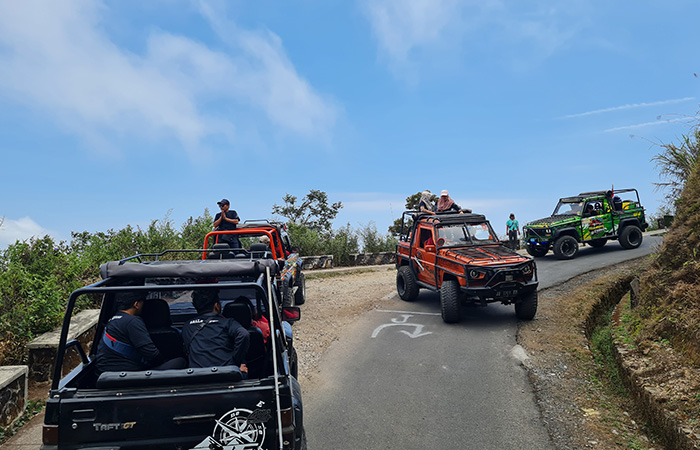 MENGASYIKKAN: Para pengunjung Gunung Telomoyo tampak menikmati wisata dengan menggunakan mobil jip hingga ke puncak gunung.Naila Nihayah/Radar Jogja