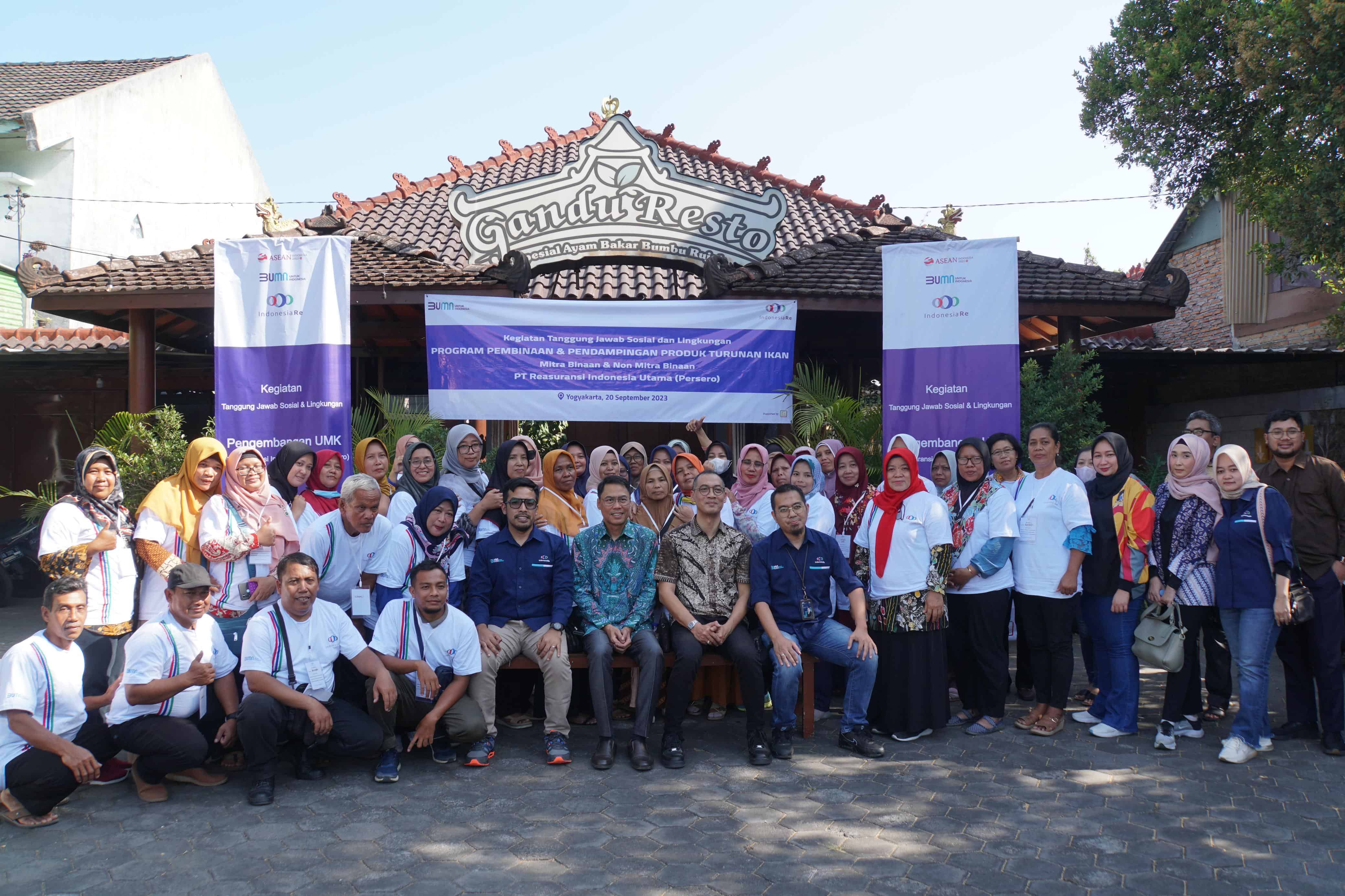 Robby Y Walid, Direktur Manajemen Risiko, Kepatuhan, SDM, dan Corporate Secretary Indonesia Re dan Kanjeng Pangeran Haryo Haji Wironegoro, Ketua Himpunan Nelayan Seluruh Indonesia DIY berfoto bersama
