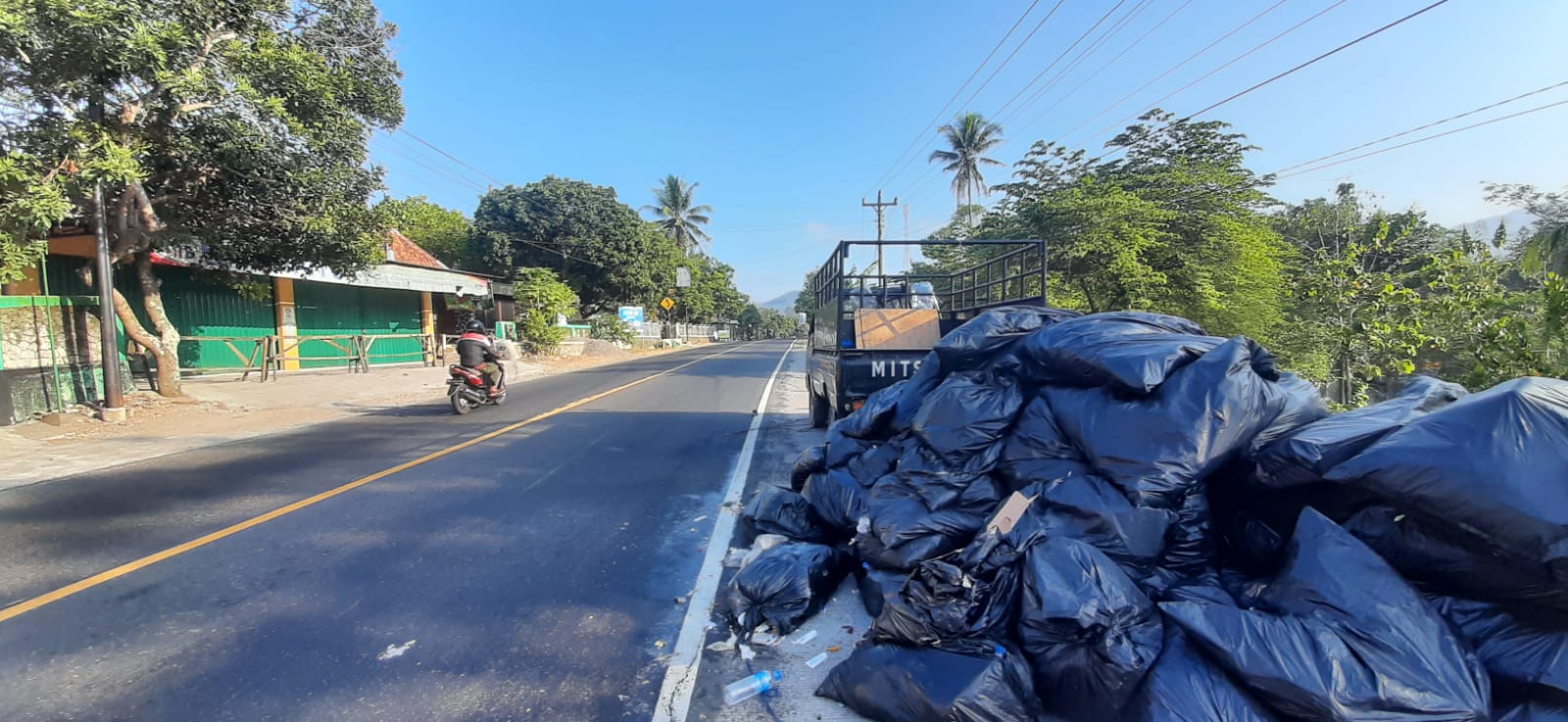 INI LHO: Kendaraan yang membawa sampah dari Jogjakarta mogok di pinggir jalan Jogja-Wonosari tepatnya wilayah Padukuhan Ngepung, Kalurahan Bunder, Kapanewon Patuk Rabu (20/9). (GUNAWAN/Radar Jogja)