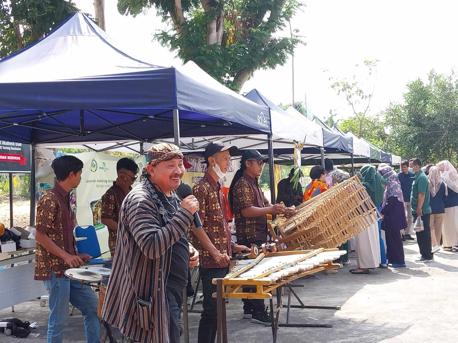 EDUKASI: Direktur RSA UGM Darwito ikut memeriahkan dengan karaoke bersama. (Wulan Yanuarwati/Radar Jogja)