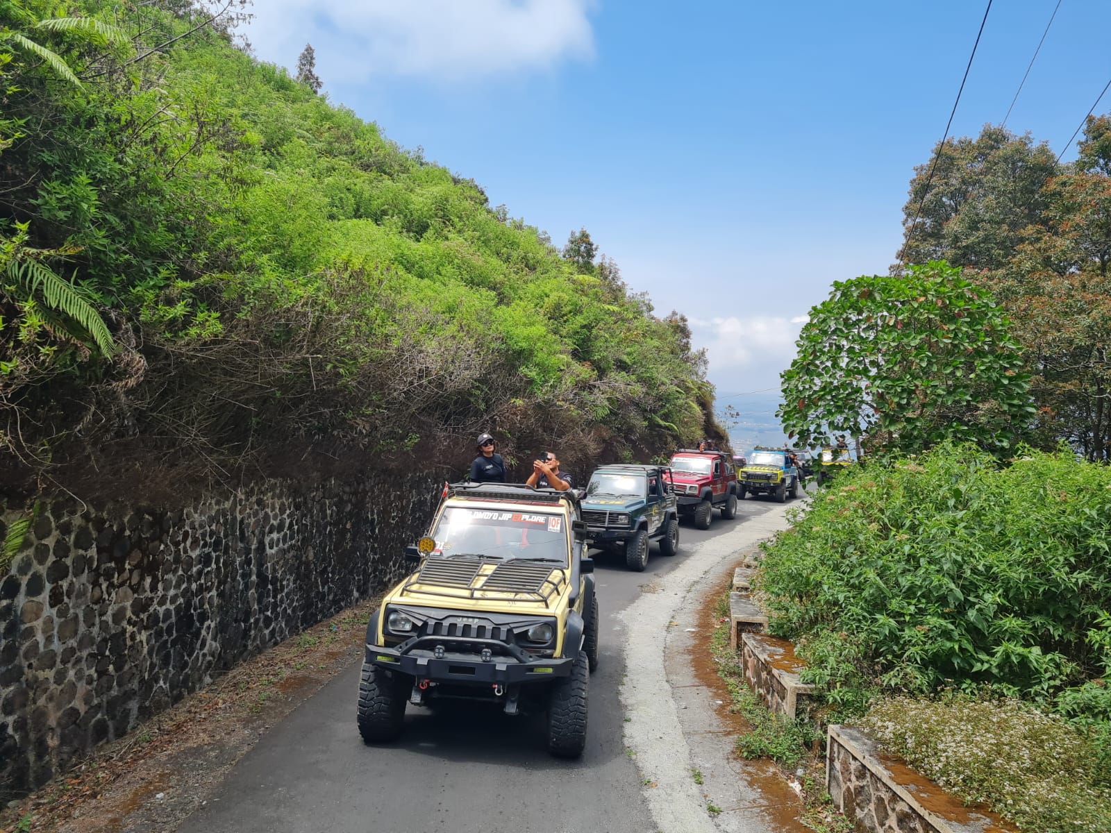MENGASYIKKAN: Para pengunjung Gunung Telomoyo tampak menikmati wisata dengan menggunakan mobil jip hingga ke puncak gunung. (Naila Nihayah/Radar Jogja)