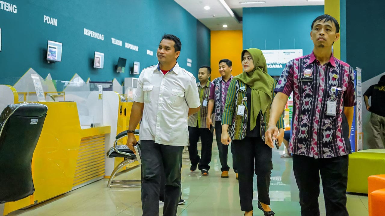 KUNJUNGI: Tim evaluator nasional, KemenPAN RB meninjau beberapa aktivitas pelayanan masyarakat di kantor Disdukcapil Kota Magelang dan mall pelayanan publik (MPP). (Dok Prokompim Kota Magelang)