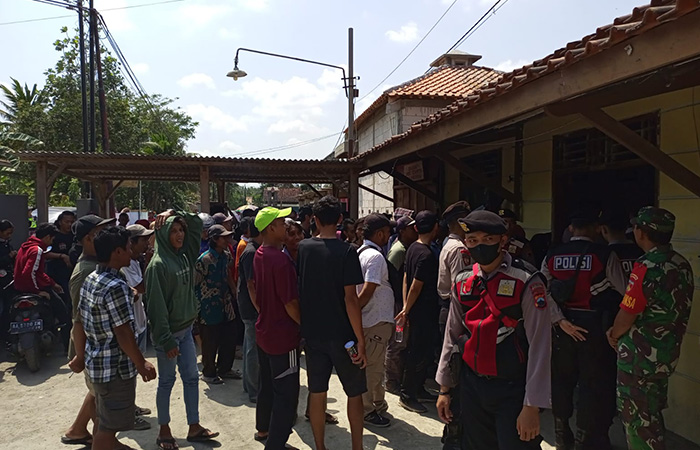 PROTES : Warga Desa Karangkembang, Kecamatan Alian mendatangi Balai Desa Karangkembang, Rabu (20/9/23). M HAFIED/RADAR KEBUMEN