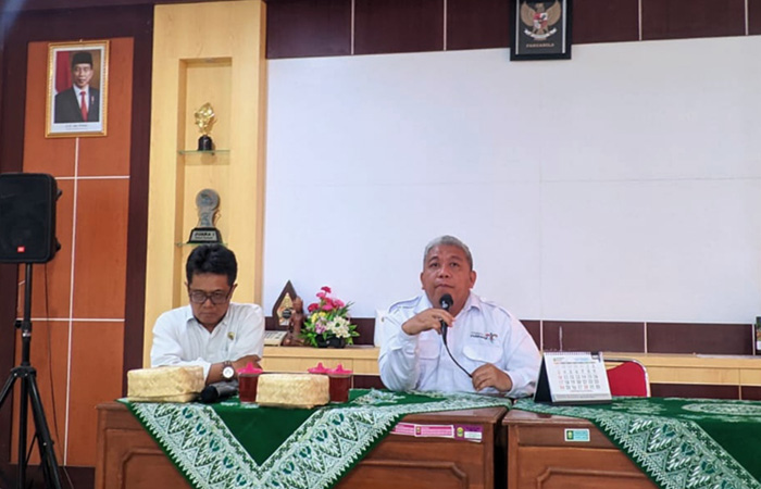 SIAP DIGELAR: Kepala Dinas Pariwisata Kabupaten Bantul, Kwintarto Heru Prabowo (kanan) saat menjelaskan seputar gelaran Symphony Gumuk Pasir di Kantor Dinas Pariwisata Kabupaten Bantul Rabu (20/9).