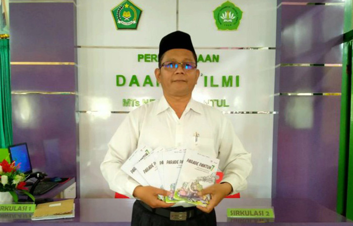 KREATIF: Kepala MTs Negeri 1 Bantul Hidayat saat menunjukkan buku berisi kumpulan pantun dari siswa kelas 7.Dokumentasi MTsN 1 Bantul&nbsp;