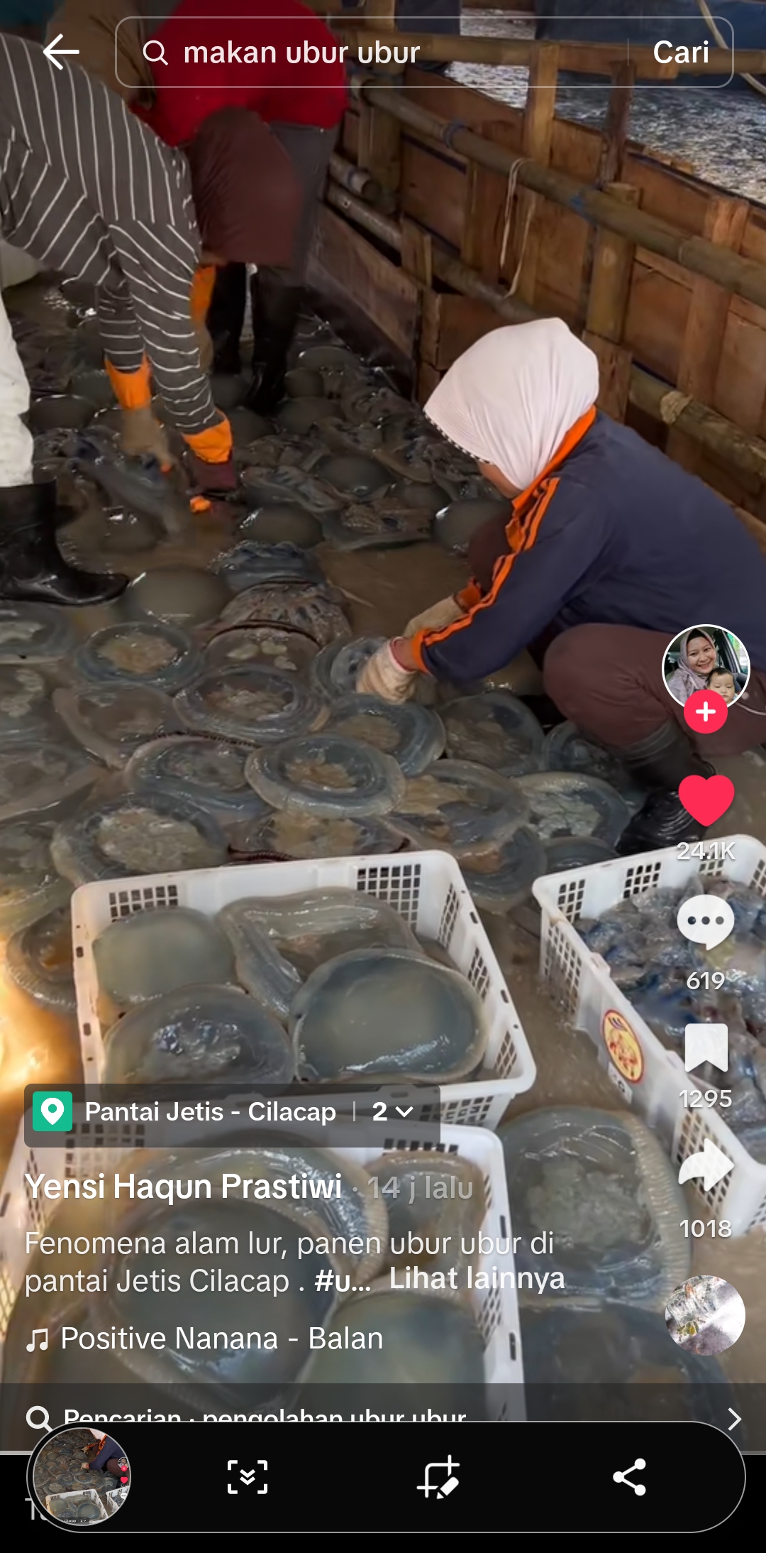 PANEN RAYA: Nelayan Pantai Jetis Cilacap sedang menyortir panenan ubur-ubur  yang melimpah. (Tangkapan Layar Tiktok/Yensi Hakun Prastiwi)