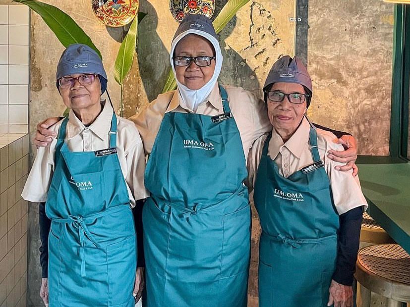 Pekerja lansia di Uma Oma Kafe .(Instagram @umaomacafe)