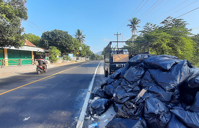 INI LHO - Nampak kendaraan yang membawa sampah dari Jogjakarta mogok di pinggir jalan Jogja-Wonosari tepatnya wilayah Padukuhan Ngepung, Kalurahan Bunder, Kapanewon Patuk, Rabu(20/9).GUNAWAN/RADAR JOG