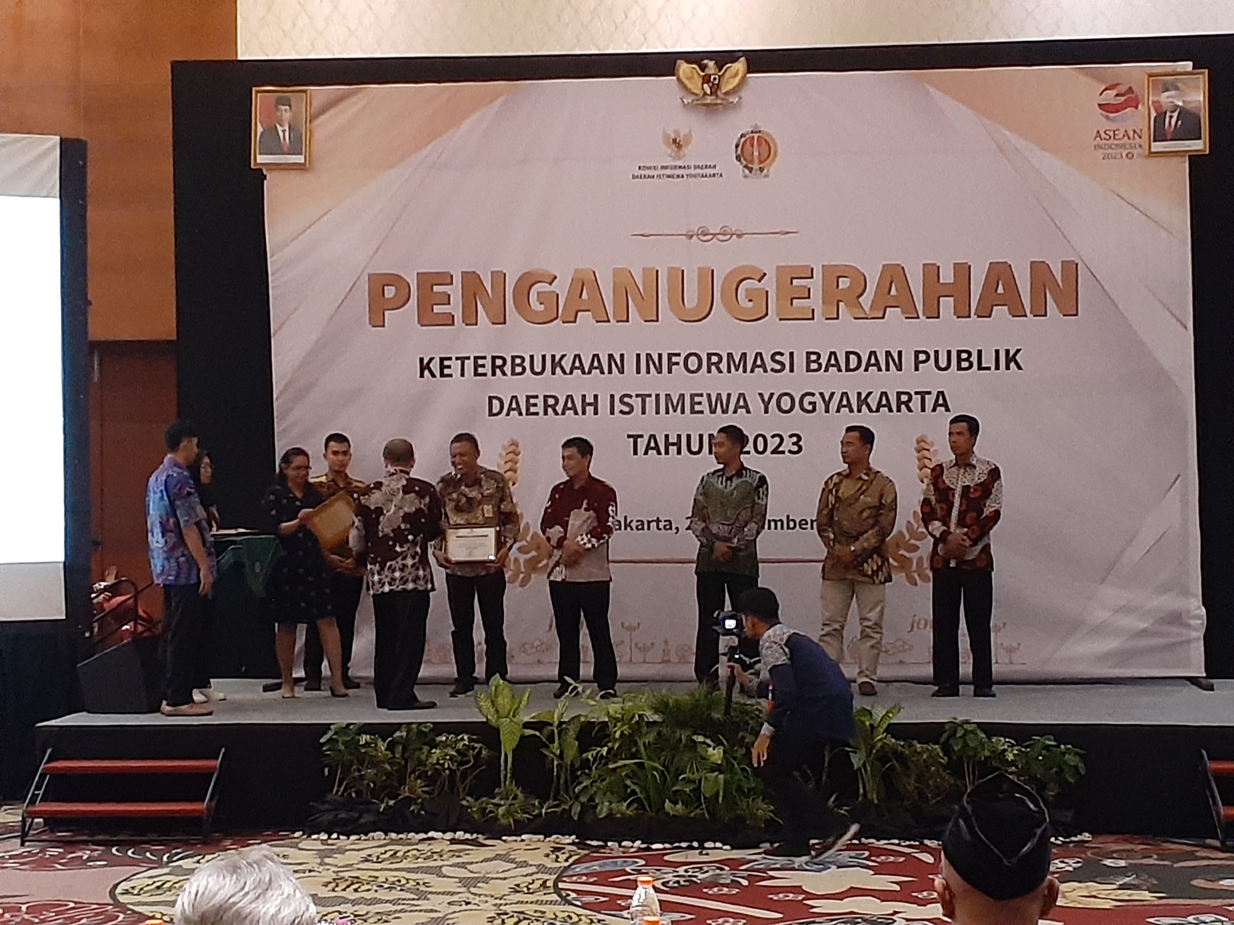 SELAMAT: Suasana saat beberapa badan publik menerima penganugerahan keterbukaan informasi dari Komisi Informasi Daerah (KID) DIJ di Sahid Raya Hotel & Convention pada Kamis (21/9)