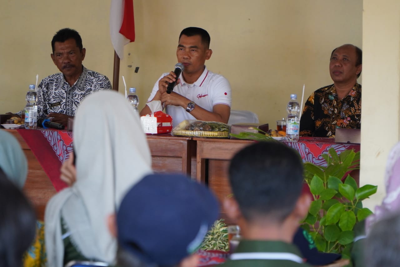 PEMBINAAN: Bupati Gunungkidul Sunaryanta dalam acara Bimbingan Teknis (Bimtek) bersama pamong di Kalurahan Wunung, Kapanewon Wonosari Kamis (21/9).
