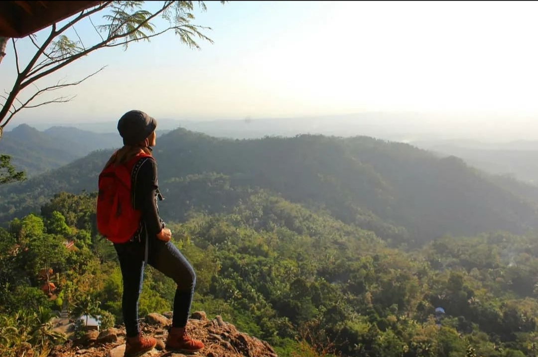 IG Manggul Joyo Untuk Radar Purworejo Pengunjung tengah menikmati Puncak Manggul Joyo Cacaban Kidul, Bener, Purworejo nan eksotis.