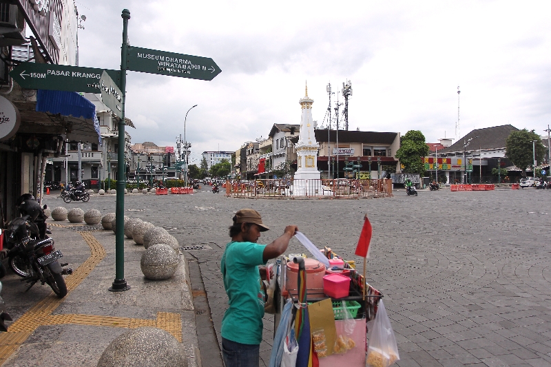 PAL PUTIH: Pedagang berhenti di sekitar Tugu Jogja. (Guntur Aga Tirtana/Radar Jogja)