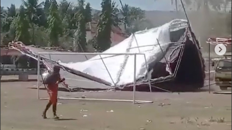 RUSAK: Tenda di Lapangan Kalurahan Mulyodadi, Kapanewon Bambanglipuro, Bantul, pada Kamis (21/9). (Sumber Instagram @merapi_uncover)