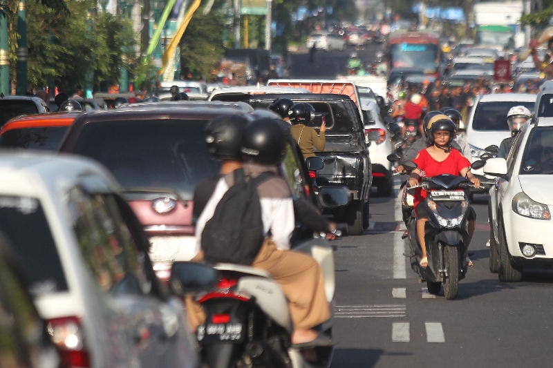 Pengguna jalan melintas di Jalan Jenderal Sudirman, Kota Jogja, kemarin (21/9). (Guntur Aga Tirtana/Radar Jogja)