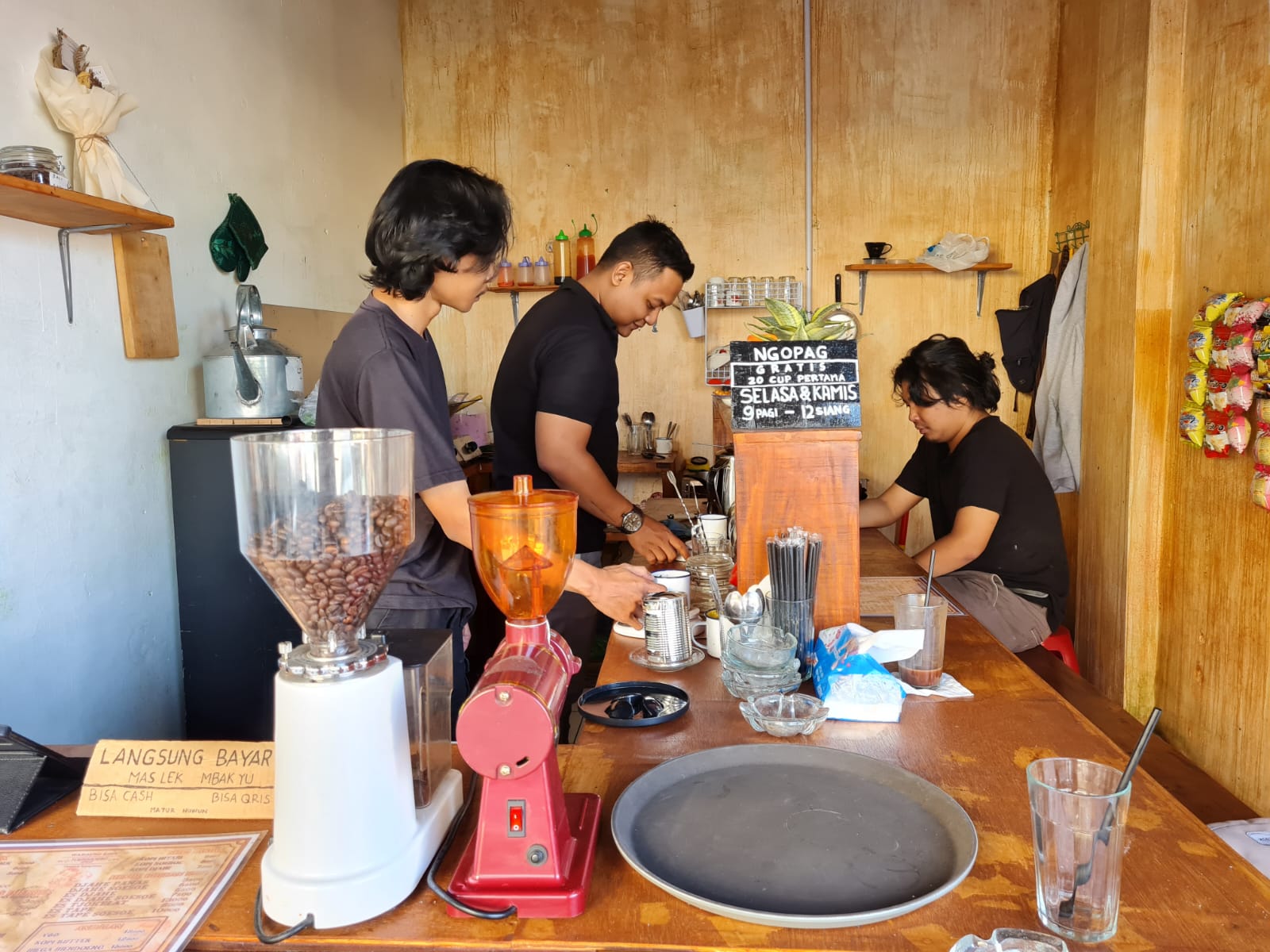 BUKA CABANG: Kedai kopi Toendjoeng Djaja kini hadir di Magelang. Tepatnya di Pasar Kebonpolo, Kota Magelang. (NAILA N/RADAR JOGJA)