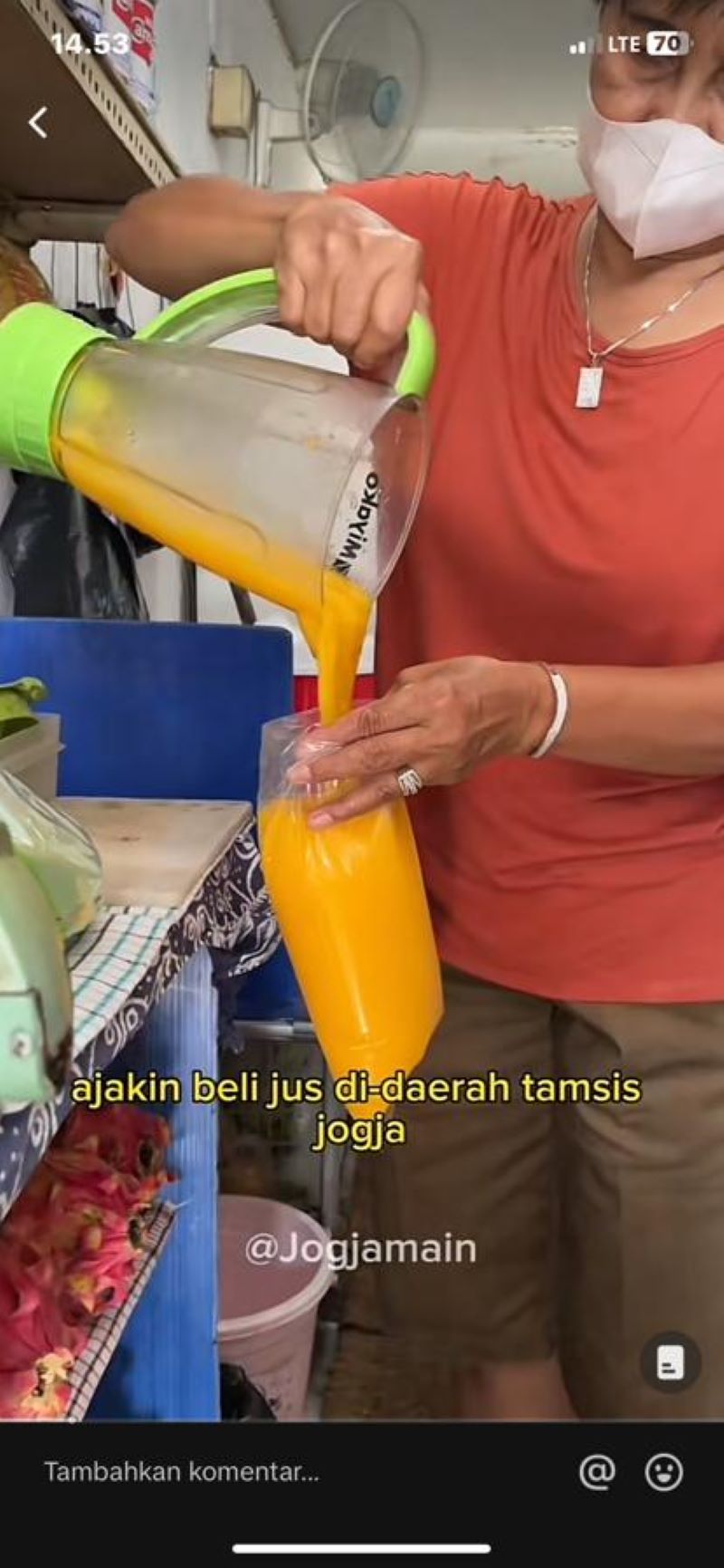 Jus Buah Bu Rini porsi ugal-ugal di Jogja. Bu Rini yang tengah menuangkan jus buah porsi jumbo.(Tangkapan layar TikTok/@Jogjamain)