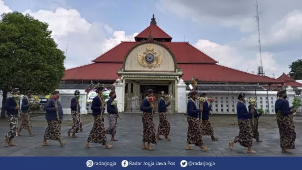 MASJID GEDE: Abdi dalem Keraton Jogja di depan Masjid Gede Kauman. (Dol Radar Jogja)