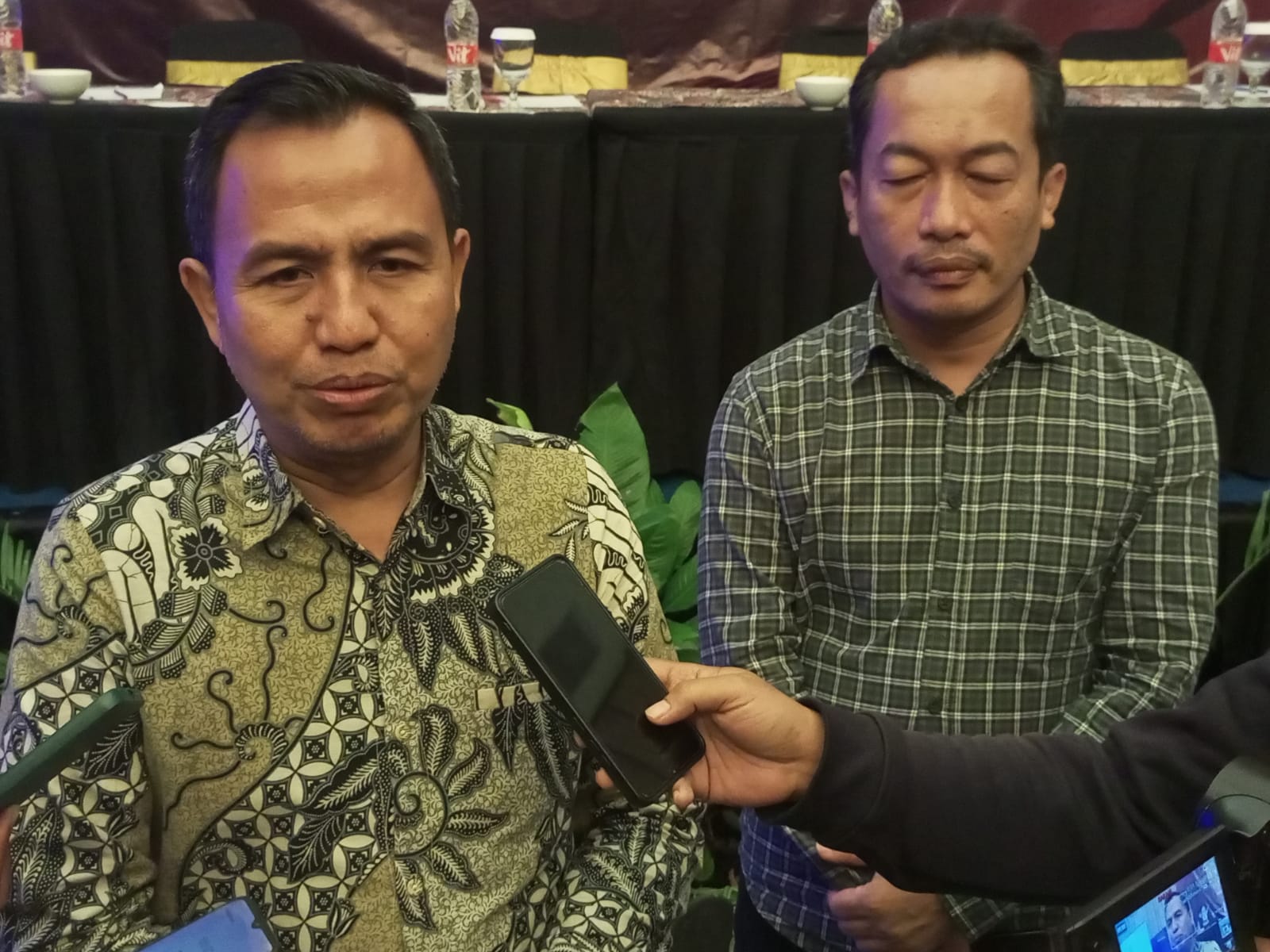 AWASI: Komisioner KPU Kebumen Danang Munandar didampingi Agus Hasan Hidayat selaku Divisi Sosialisasi, Pendidikan Pemilih, Partisipasi Masyarakat dan SDM.M Hafied/Radar Kebumen