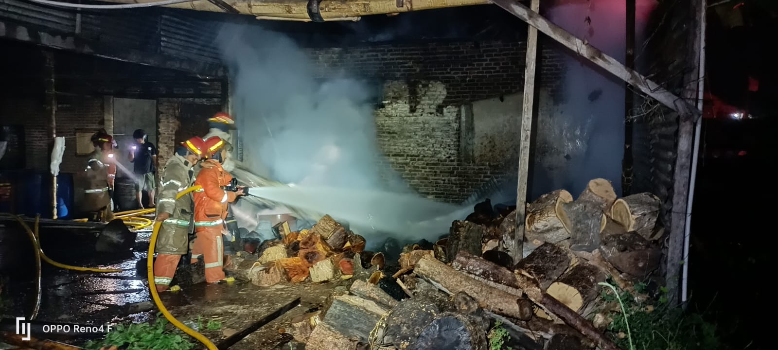 PADAMKAN: Sejumlah personel Damkarmat BPBD Bantul berusaha memadamkan api di bangunan produksi gula di Kalurahan Pendowoharjo, Sewon, Bantul, Kamis (21/9) malam. (Dok BPBD Bantul)