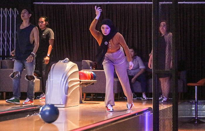 LEPAS PENAT: Permainan boling&nbsp;kini mulai banyak digandrungi oleh kalangan anak muda untuk hiburan sebagai pelepas stres karena membuat fokus dan rileks. ELANG KHARISMA DEWANGGA/RADAR JOGJA