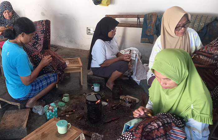 BATIK KHAS: Suasana pembatik di Gunting dan suasana pedukuhannya dan Sendang Plempoh.Khairul Ma